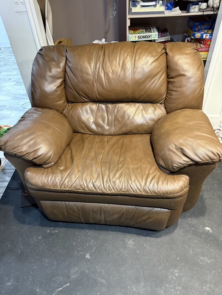 Comfortable Brown Leather Relaxing Recliner Chair