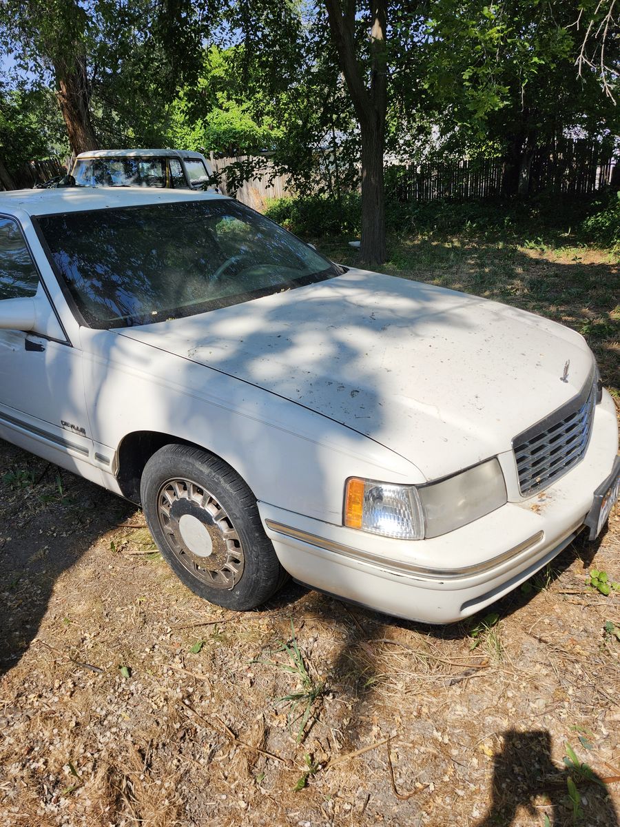 1999 Cadillac DeVille Base