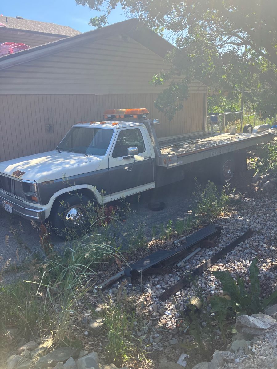 1980 Fort flat bed tow truck