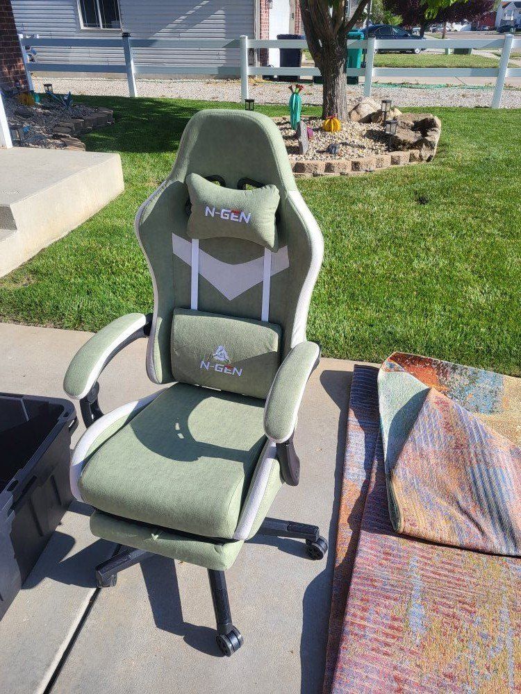 Next Gen Titan Gaming Chair w/Footrest*