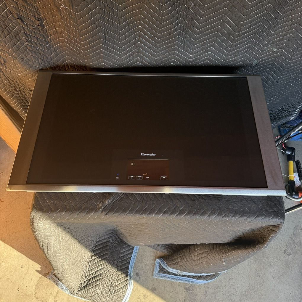 Like new- Thermador 36” Induction Cooktop