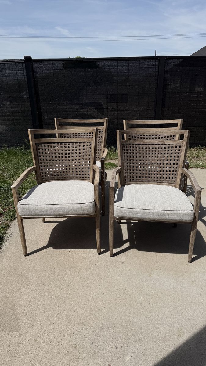 Set of 4 metal patio chairs