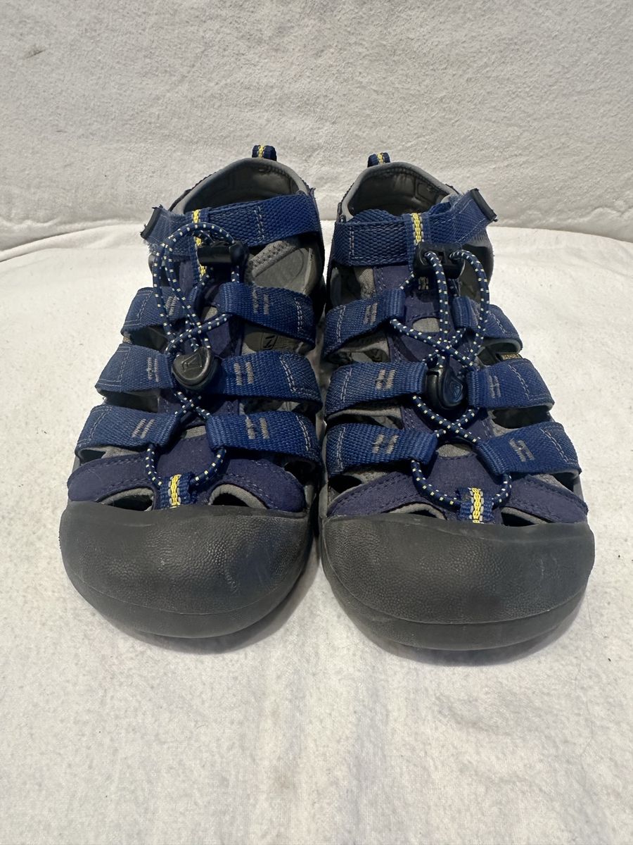 Keen youth size 6, navy blue, barely used washable, hiking sandals
