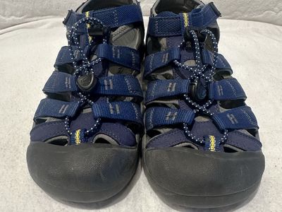 Keen youth size 6, navy blue, barely used washable, hiking sandals