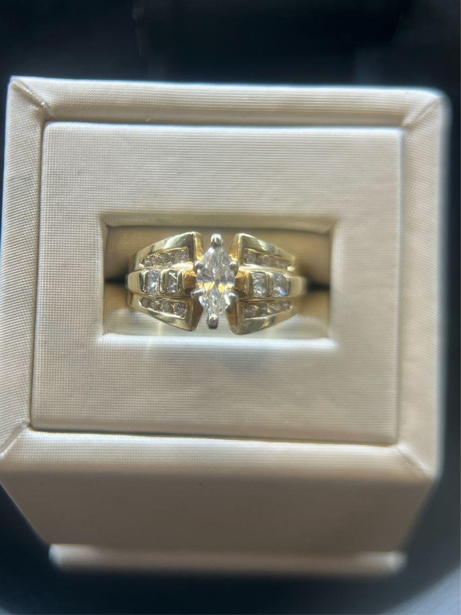 Beautiful Vintage Marquise diamond ring 14k yellow gold