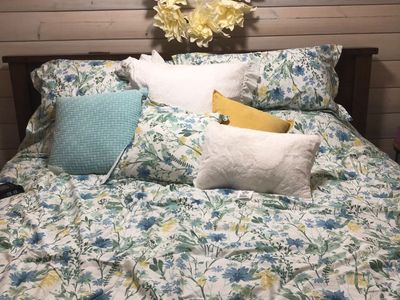 King size bed and Tempurpedic mattress