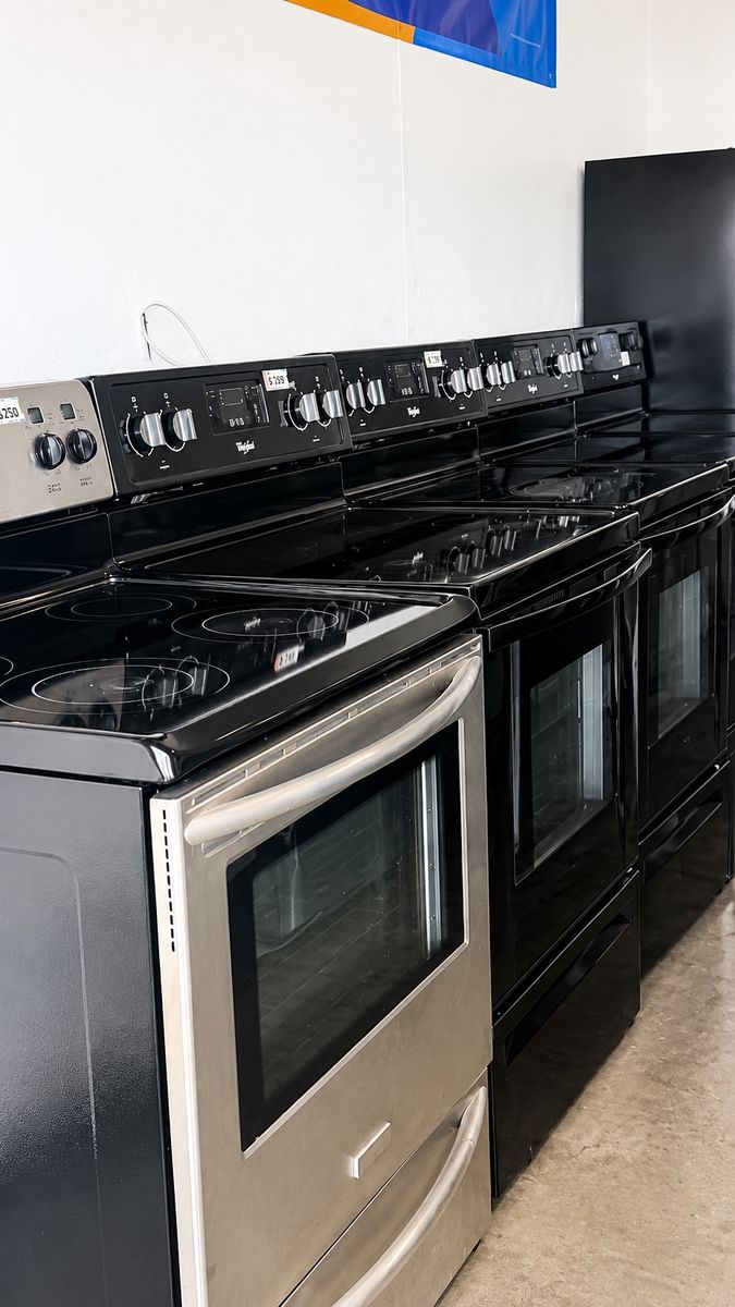 Whirlpool Electric Range/Stove - Black & Stainless Steel, Modern Design, Glass Cooktop