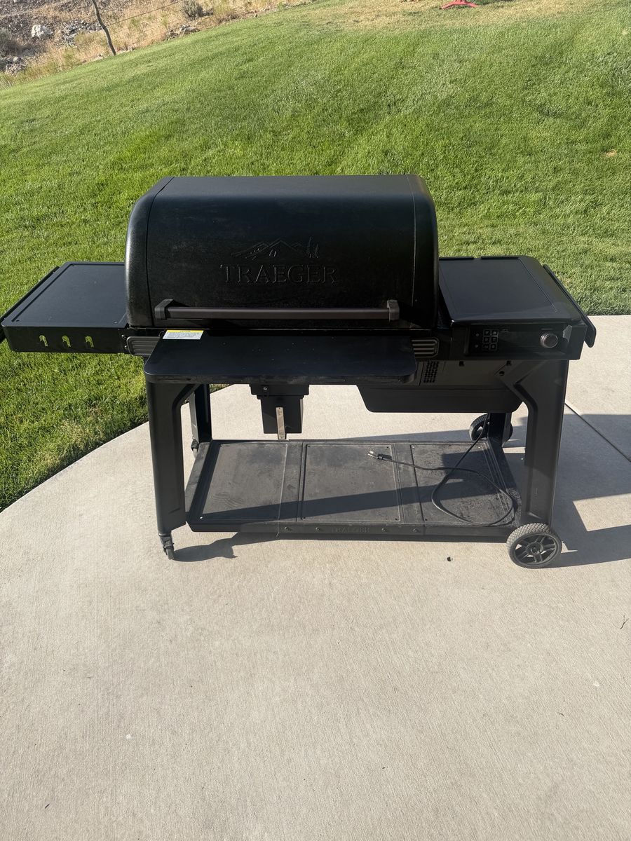 Traeger Woodridge Pro with front shelf and Cover