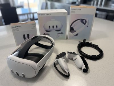 Meta Quest 3 Mixed Reality VR Headset 128 GB & Accessories - White