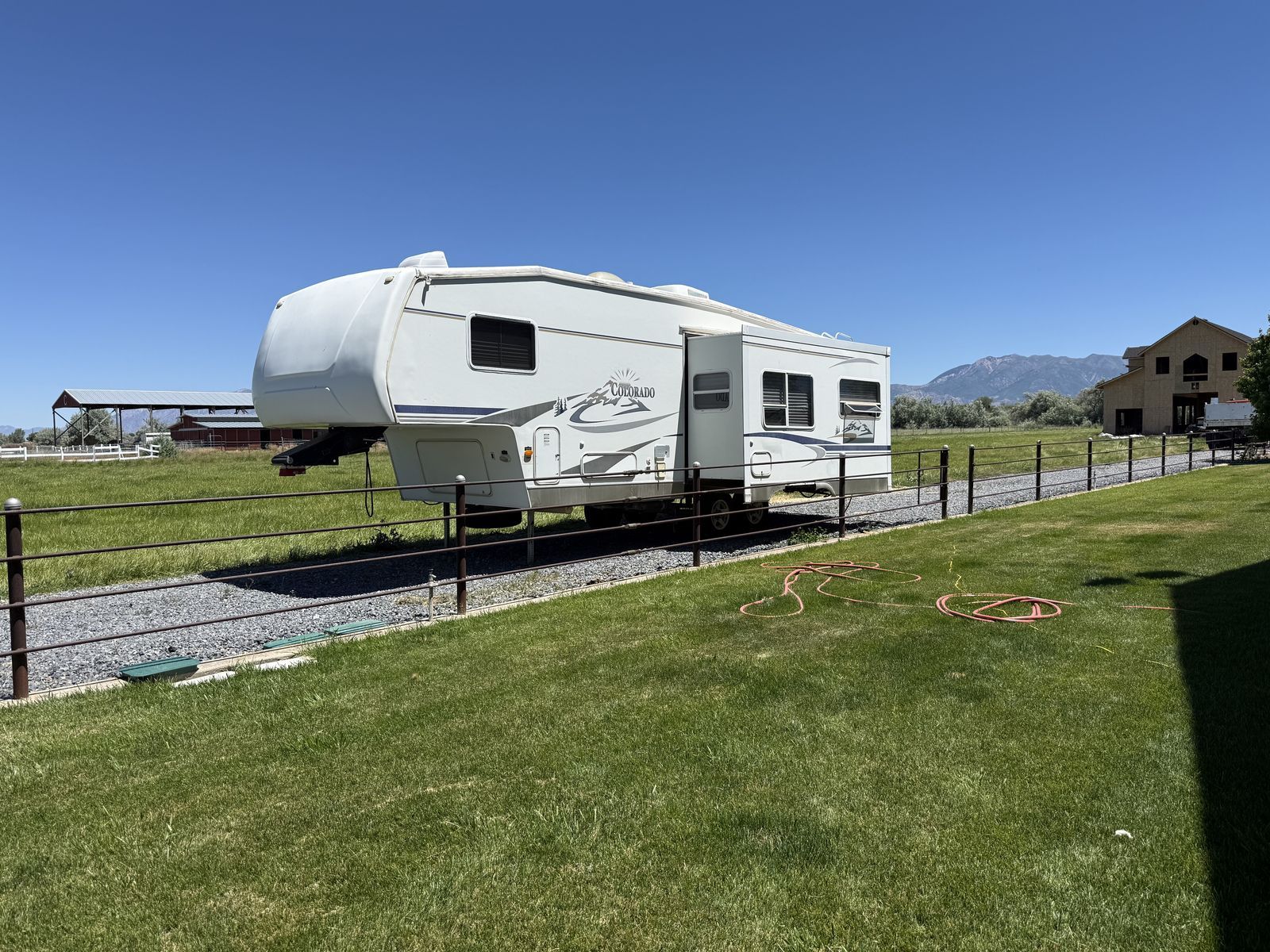 2003 Colorado 5th Wheel 27 ft Rear Living Room