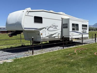 2003 Colorado 5th Wheel 27 ft Rear Living Room