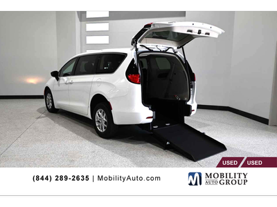 2024 Chrysler Voyager LX