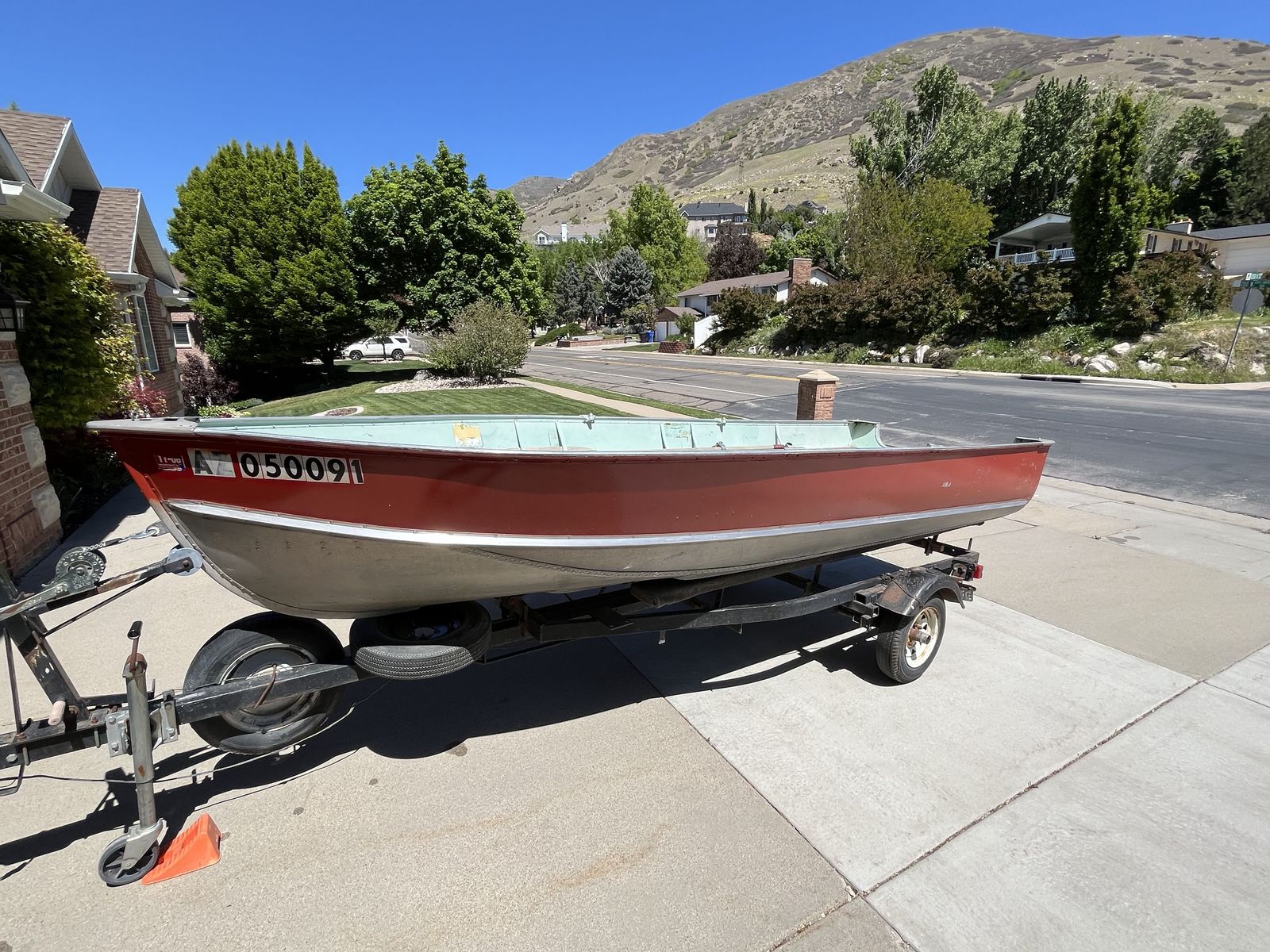 Lund Aluminum Fishing Boat With 20HP Mercury Motor