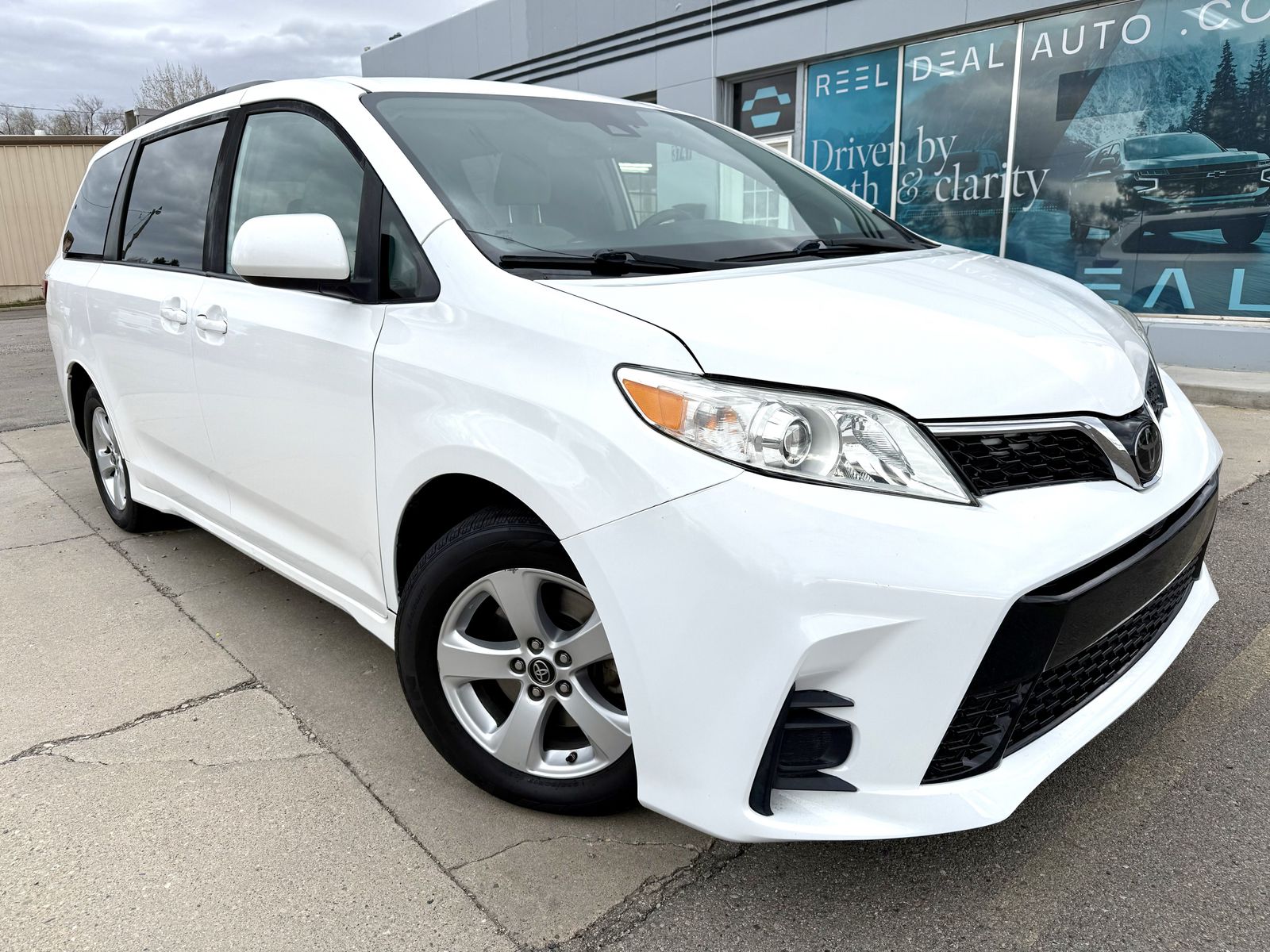 2019 TOYOTA SIENNA LE 8-Passenger