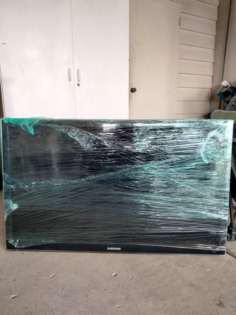 $50 OBO!!! Samsung  47" television Newer and in great condition... comes with original remote control, wrapped to keep it protec