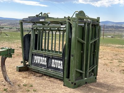 Powder River squeeze chute
