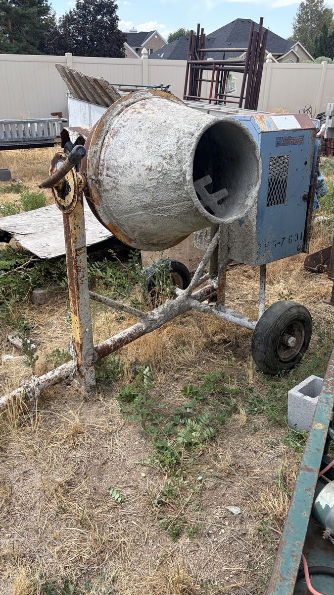 Cement/concrete mixer