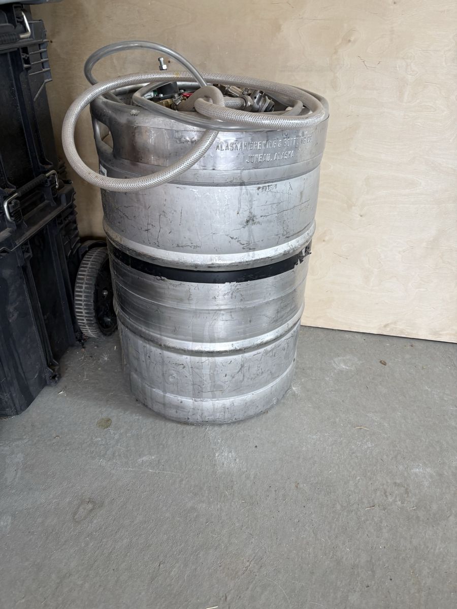Large keg wit tap and reg