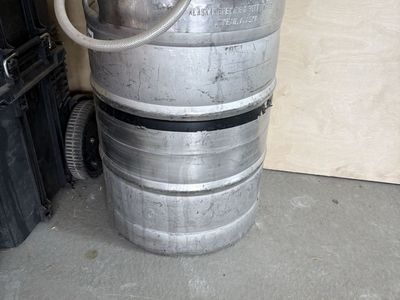 Large keg wit tap and reg