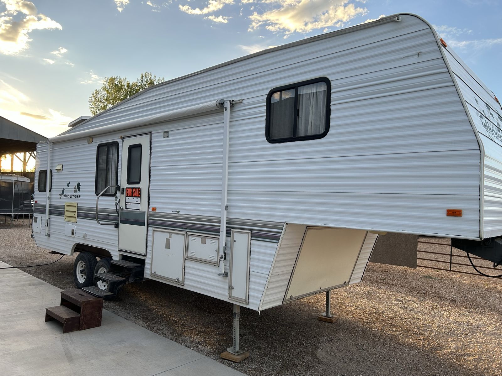 Amazing condition! 1997 Wilderness 30ft fifth wheel trailer.