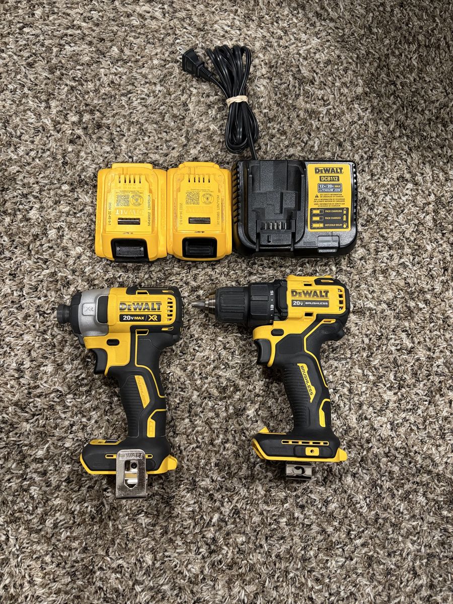 Combo Dewalt kit 2, (2) amp batteries with Dewalt charger and Dewalt Atomic drill driver and Dewalt XR impact Driver