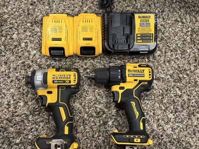 Combo Dewalt kit 2, (2) amp batteries with Dewalt charger and Dewalt Atomic drill driver and Dewalt XR impact Driver
