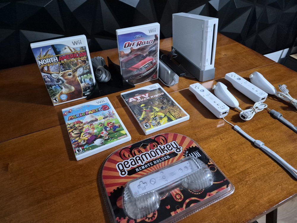 Nintendo Wii System, Controllers, Accessories & 4 Great Games! Tested. Excellent Conditions!