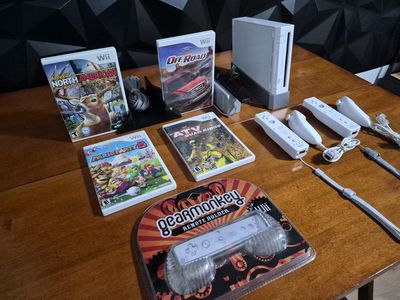 Nintendo Wii System, Controllers, Accessories & 4 Great Games! Tested. Excellent Conditions!