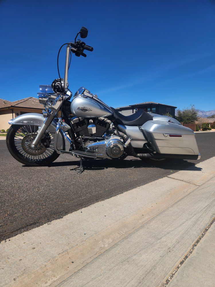 2014 Harley-Davidson Road King 29k Miles, Silver, Saddlebags, Ape Hangers