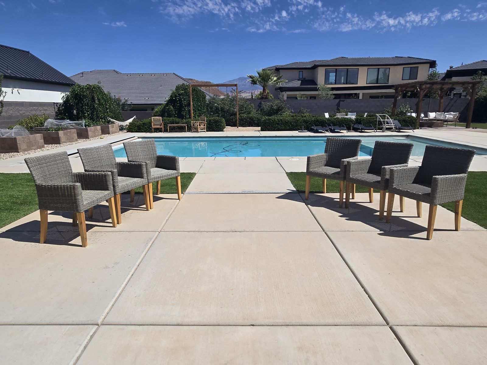 Set of 6 patio rattan chairs