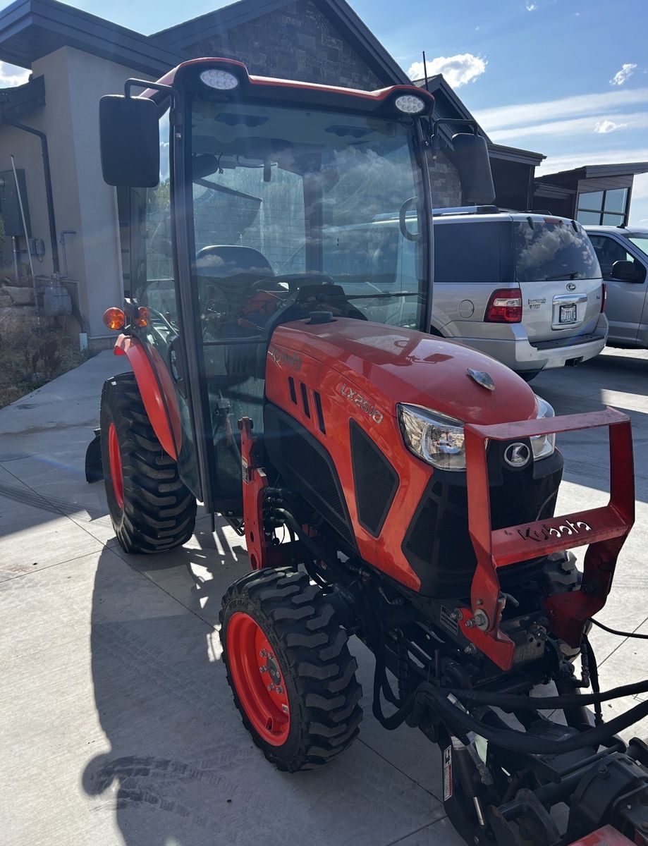 Like New Kubota LX2610 HSDC