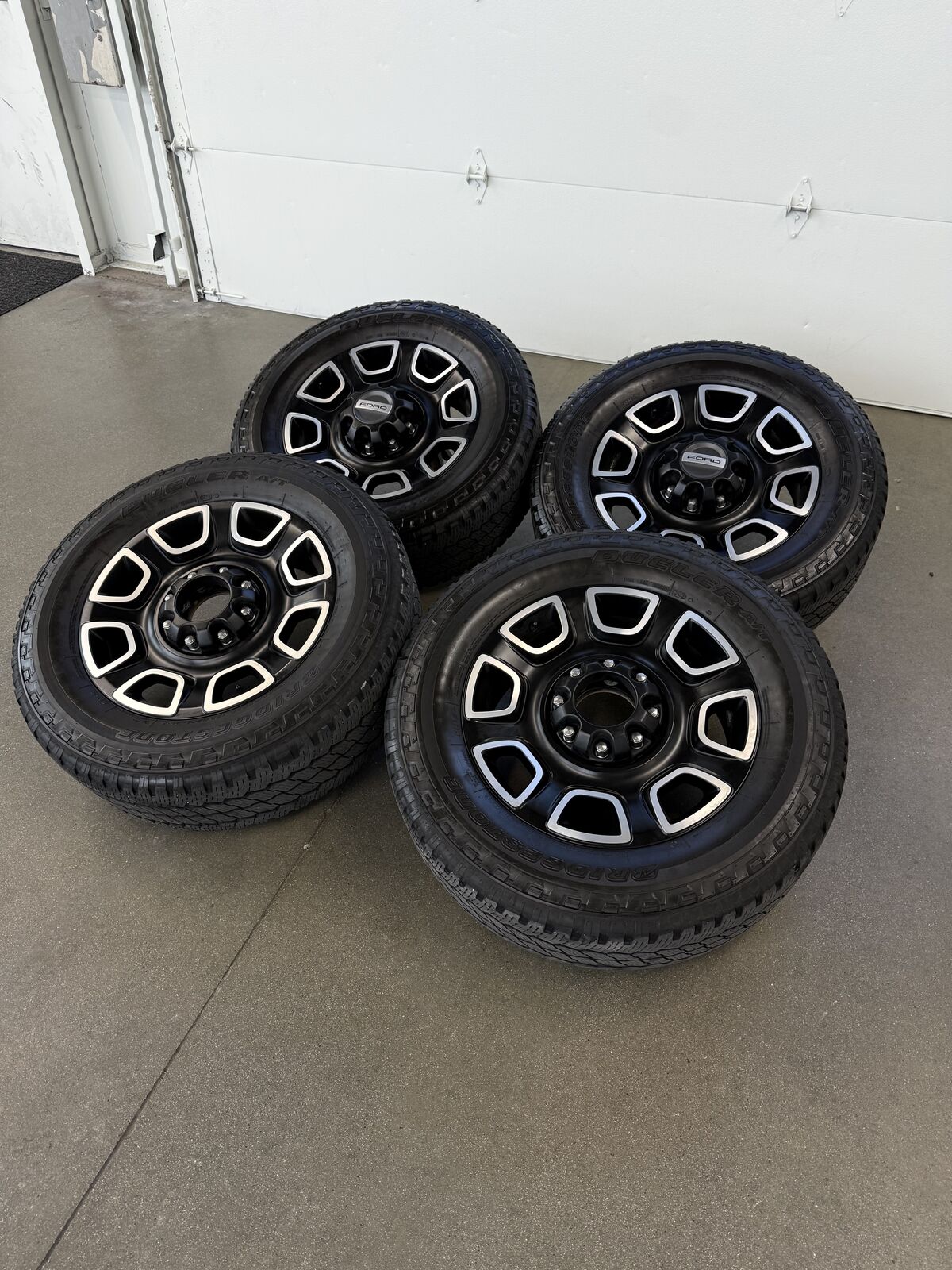 2025 Ford F350 Platinum OEM 20in Wheels/ 275/65/20