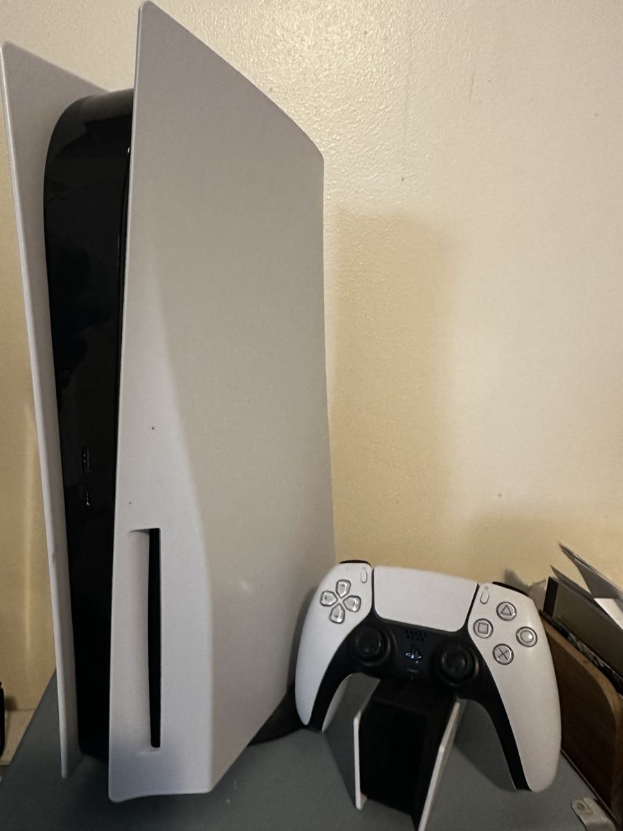 Playstation 5 Console Disc Edition 660 GB W/Charging Station