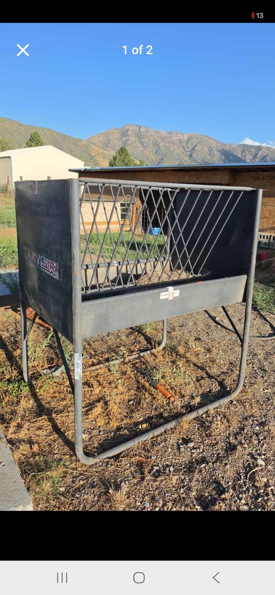 Horse feeder
