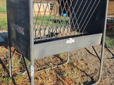Horse feeder