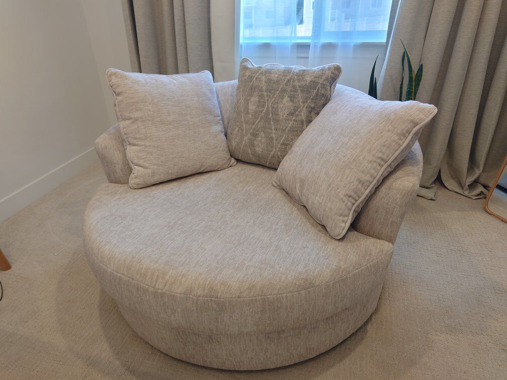 Cambrie Swivel Cuddler