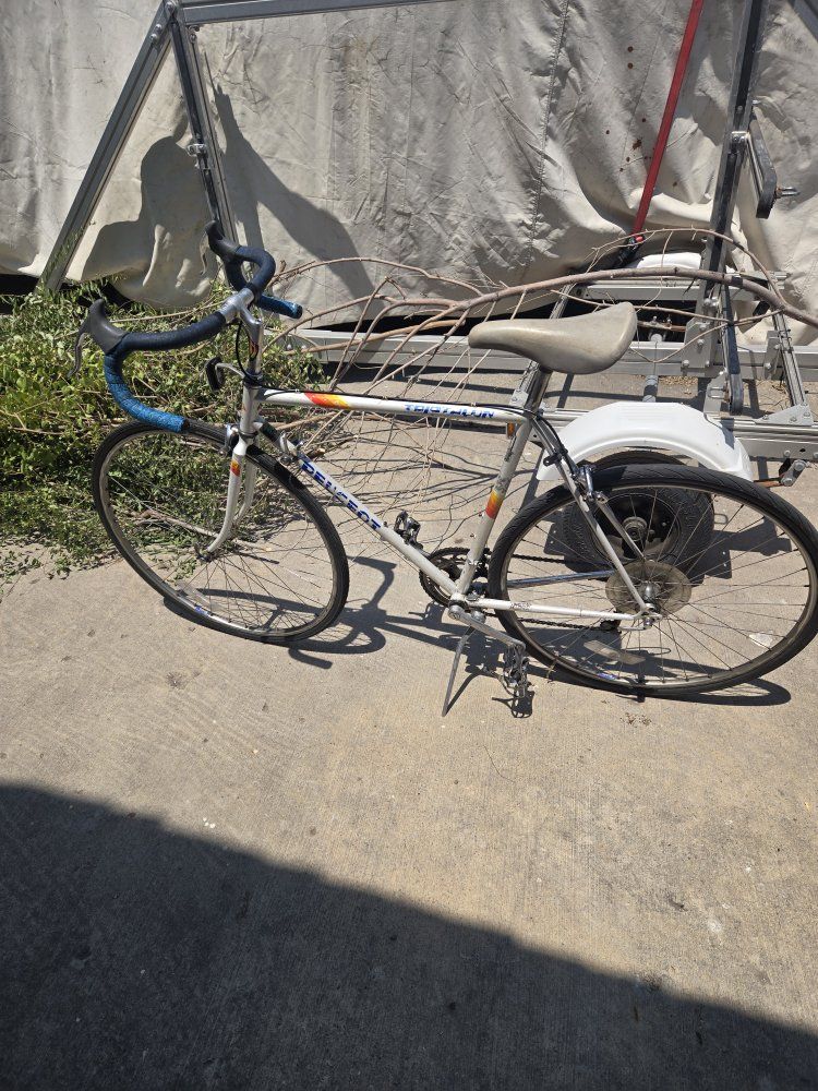 Peugeot Triathalon Vintage Road Bike - White, Blue Handlebars, Kickstand, 12-Speed