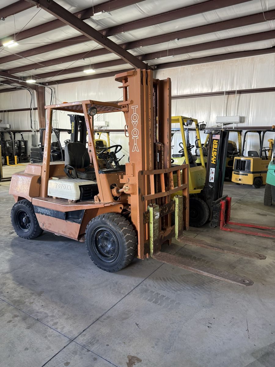 1990 Toyota forklift  Triple stage 8k rated dirt