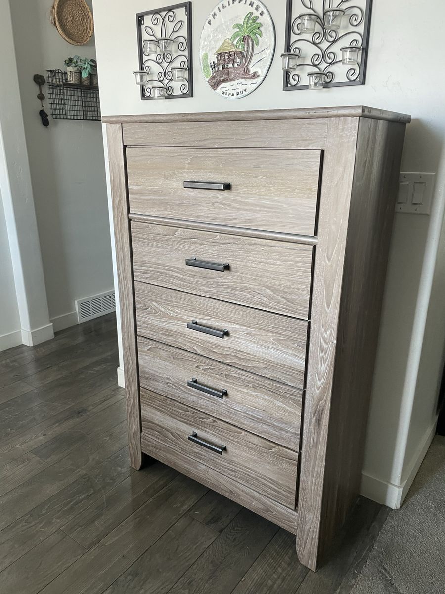 Ashley 5 Drawer Chest Dresser