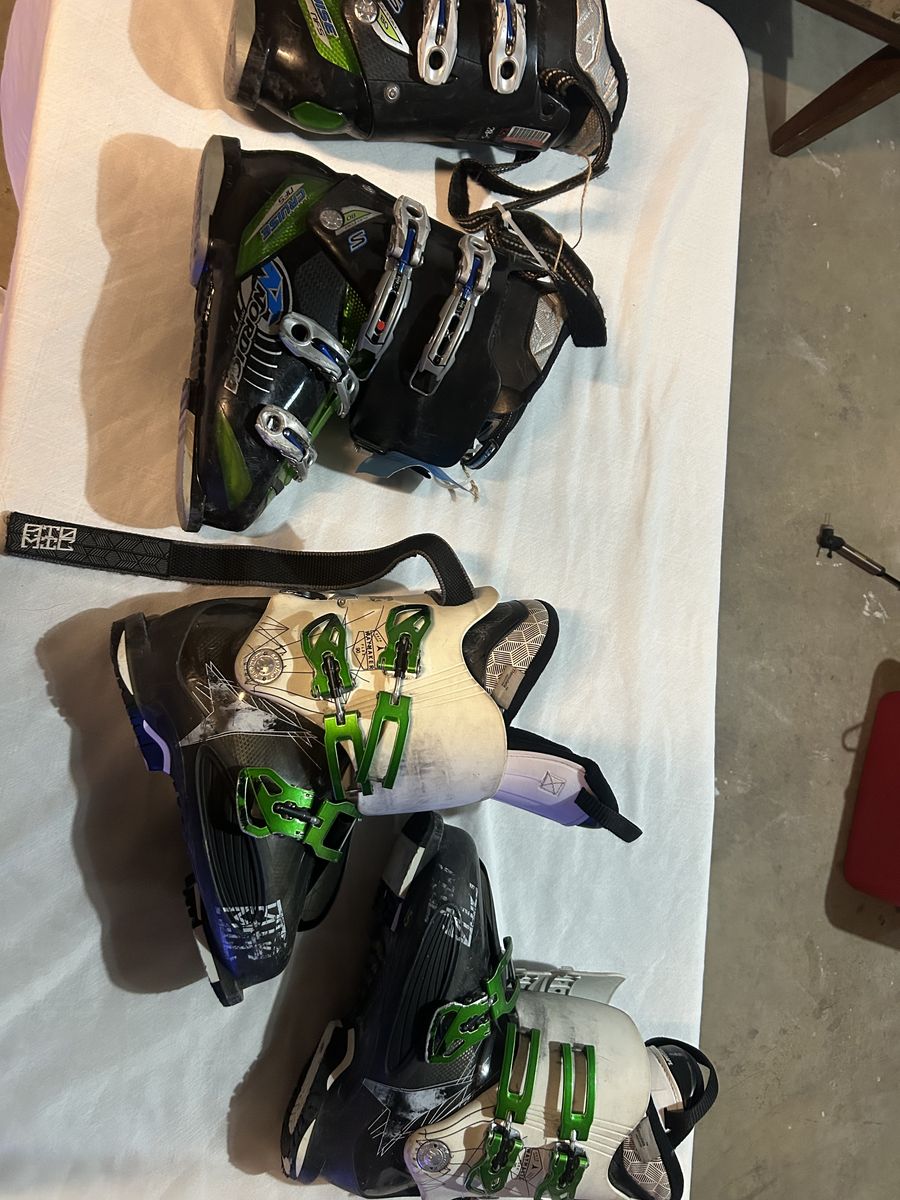 Lot of 2 ski boots pick it up today