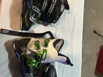 Lot of 2 ski boots pick it up today