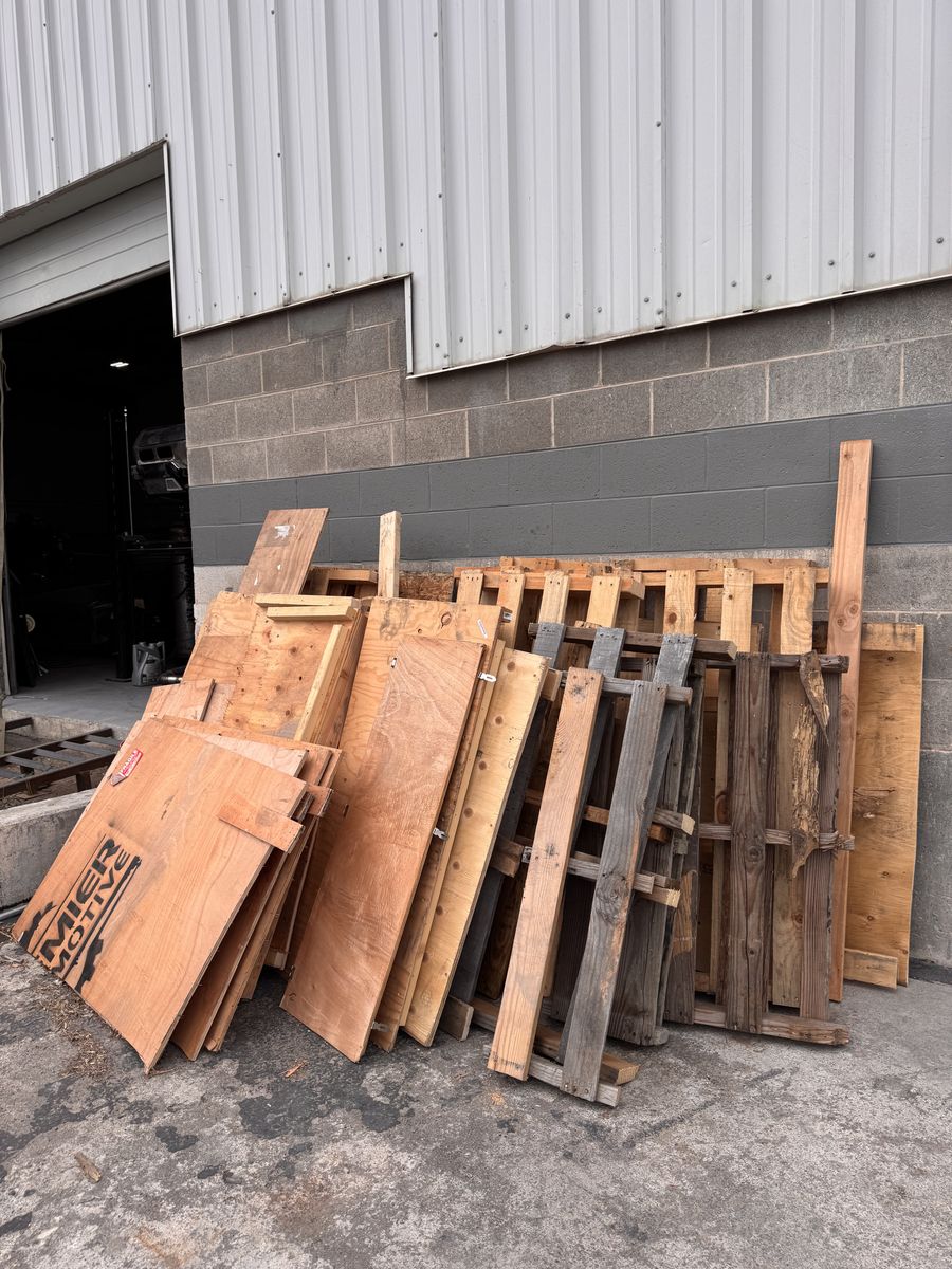 FREE Wood Pallets/Firewood