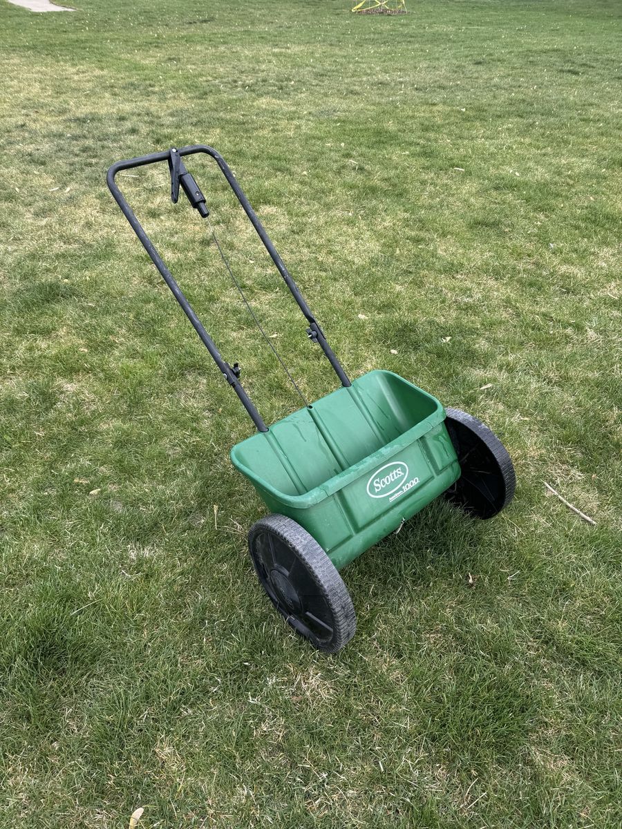 Scotts AccuGreen 1000 Drop Spreader Fertilizer