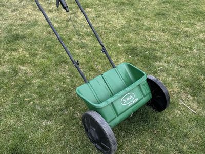 Scotts AccuGreen 1000 Drop Spreader Fertilizer