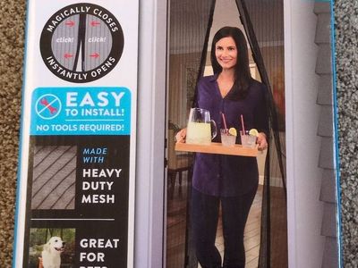 Magic Mesh Hands-Free magnetic screen door