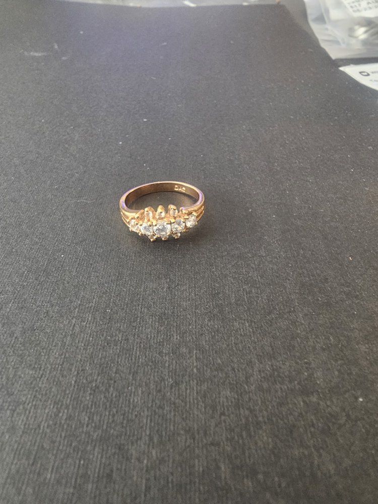 Elegant Gold Tone Band Ring with 5 Clear CZ Stones - Dainty & Classic Design - size 8