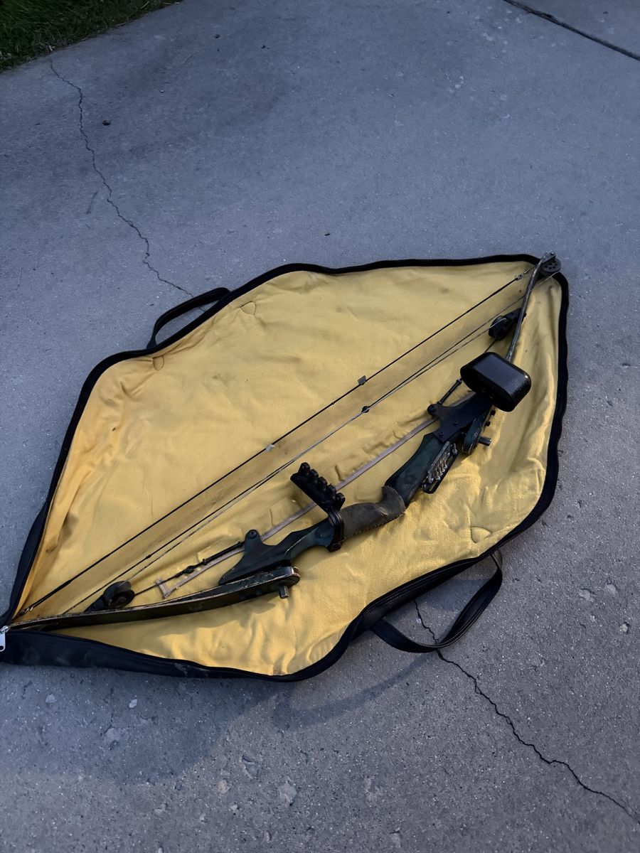 Vintage Browning 4-Pulley Compound Bow w/ Quiver & Soft Case