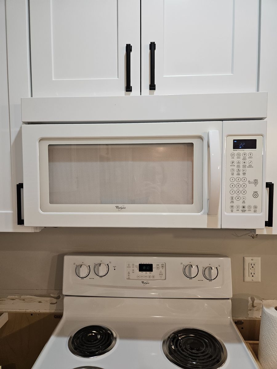 Whirlpool 1.7-cu ft 1000-Watt Over-the-Range Microwave with Sensor Cooking (White)