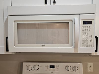 Whirlpool 1.7-cu ft 1000-Watt Over-the-Range Microwave with Sensor Cooking (White)