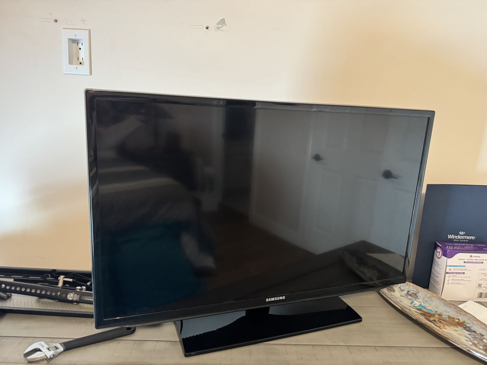 29 inch Samsung with wall bracket 